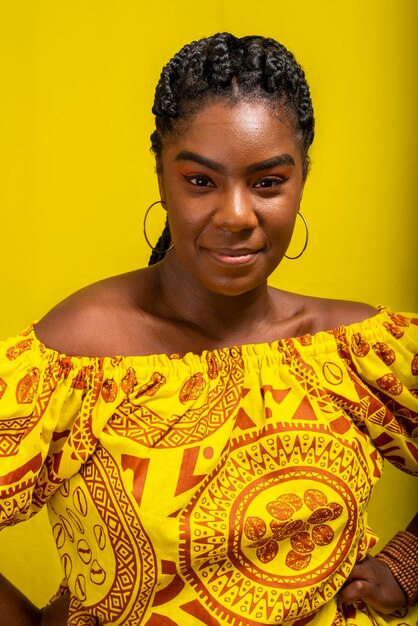 Photo portrait en gros plan d'une jeune femme belle et sérieuse regardant la caméra portant des vêtements colorés