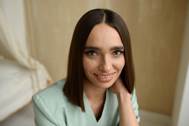 Portrait en gros plan d'une jeune femme brune La fille est vêtue d'une veste