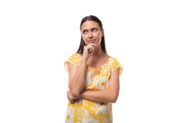 Portrait en gros plan d'une jeune femme caucasienne en t-shirt d'été jaune avec un regard pensif