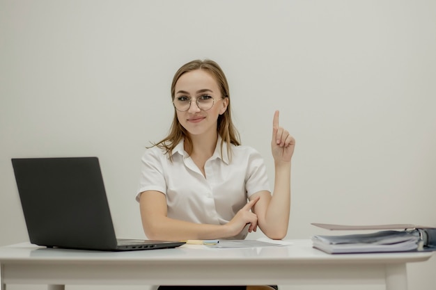 Portrait en gros plan d'une jeune femme chef de bureau confiante sur son lieu de travail, prête à faire des tâches commerciales.