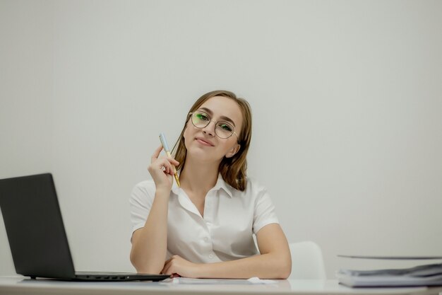 Portrait en gros plan d'une jeune femme chef de bureau confiante sur son lieu de travail, prête à faire des tâches commerciales.