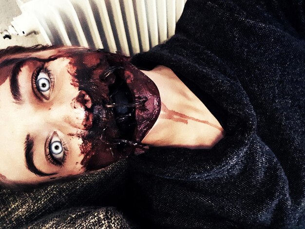 Photo portrait en gros plan d'une jeune femme avec du maquillage d'halloween