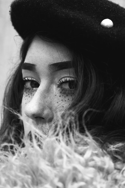 Photo portrait en gros plan d'une jeune femme avec du maquillage des yeux