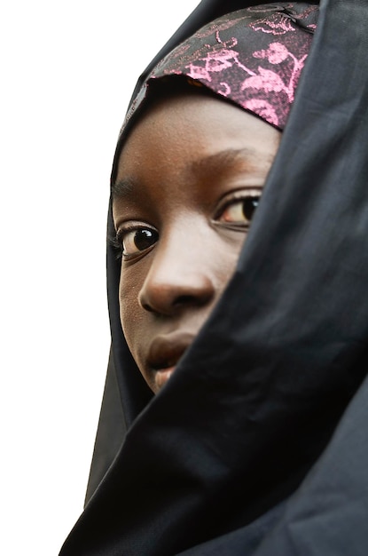 Portrait en gros plan d'une jeune femme sur un fond blanc