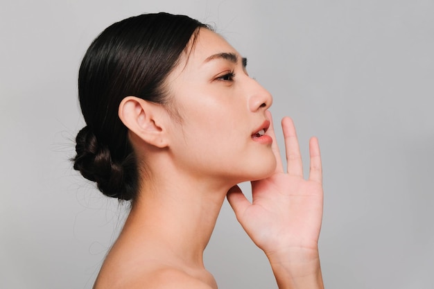 Portrait en gros plan d'une jeune femme sur fond blanc