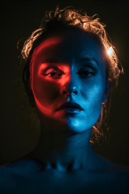 Portrait en gros plan d'une jeune femme sur un fond noir