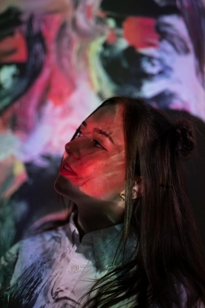 Portrait en gros plan d'une jeune femme fumant à l'extérieur