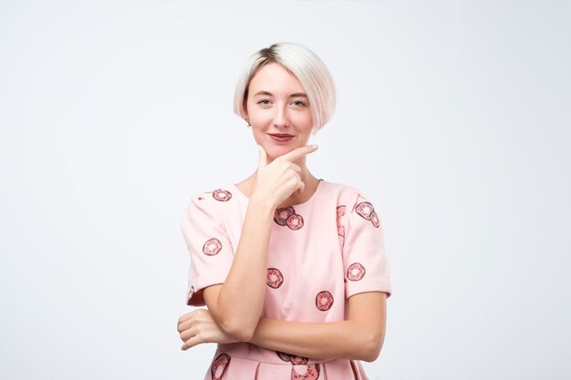 Portrait en gros plan d'une jeune femme heureuse souriante