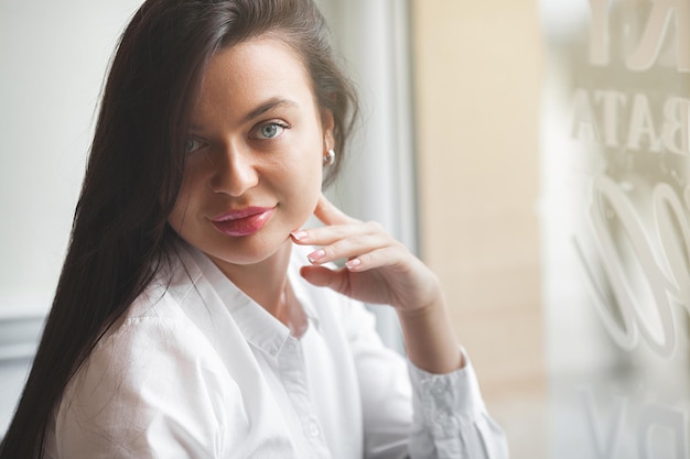 Portrait en gros plan d'une jeune femme à l'intérieur