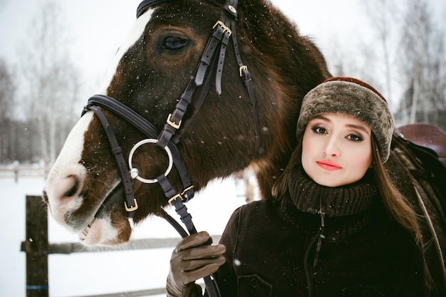 Portrait en gros plan d'une jeune femme avec de la neige