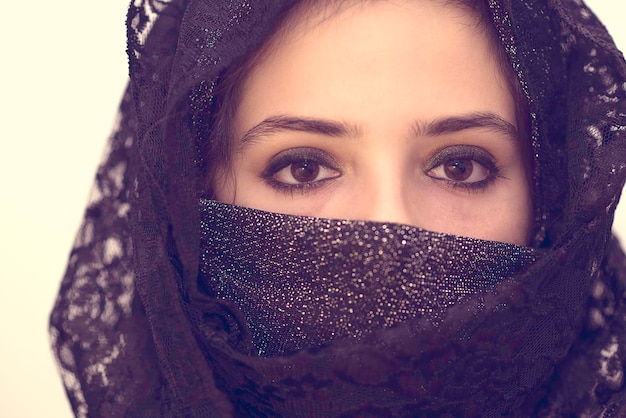 Photo portrait en gros plan d'une jeune femme portant un foulard