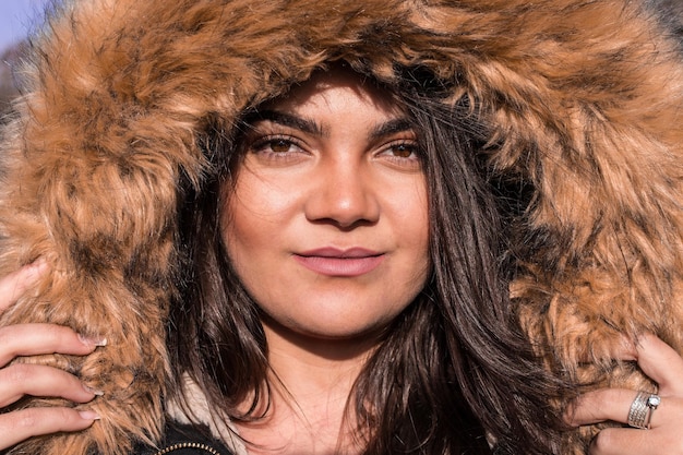 Photo portrait en gros plan d'une jeune femme portant un manteau de fourrure