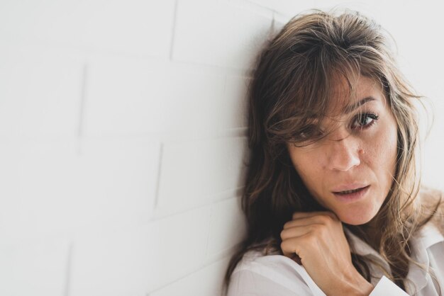 Photo portrait en gros plan d'une jeune femme qui regarde loin chez elle