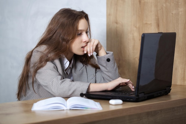 Portrait en gros plan d'une jeune femme regardant un ordinateur portable