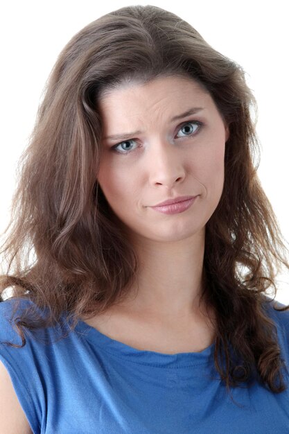 Photo portrait en gros plan d'une jeune femme souriante debout sur un fond blanc