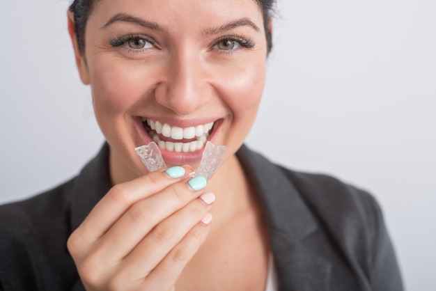 Photo portrait en gros plan d'une jeune femme souriante sur fond blanc