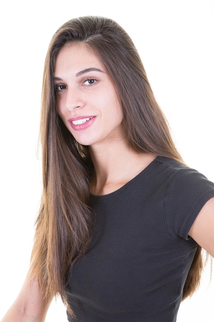 Portrait en gros plan d'une jeune femme souriante en t-shirt noir regardant la caméra isolée sur fond blanc