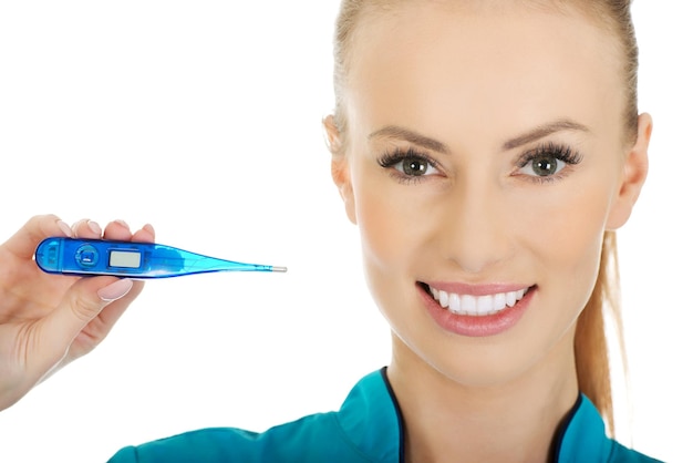 Photo portrait en gros plan d'une jeune femme souriante thermomètre sur fond blanc