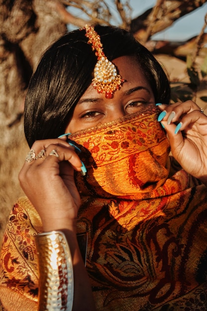 Photo portrait en gros plan d'une jeune femme souriante