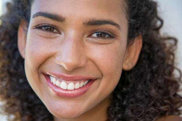 Photo portrait en gros plan d'une jeune femme souriante