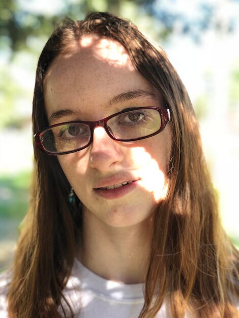 Photo portrait en gros plan d'une jeune femme souriante