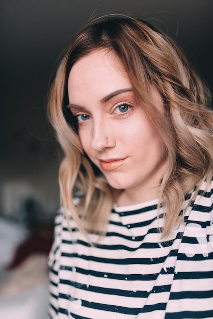 Portrait en gros plan d'une jeune femme souriante