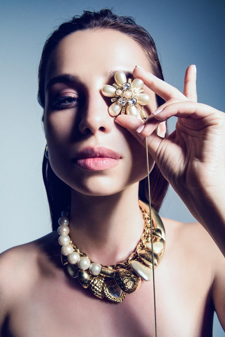Photo portrait en gros plan d'une jeune femme tenant des bijoux