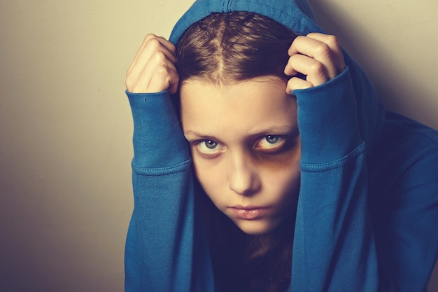 Portrait en gros plan d'une jeune femme triste portant une chemise à capuche