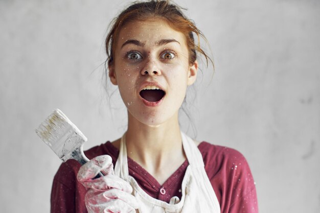 Portrait en gros plan d'une jeune femme utilisant un téléphone portable