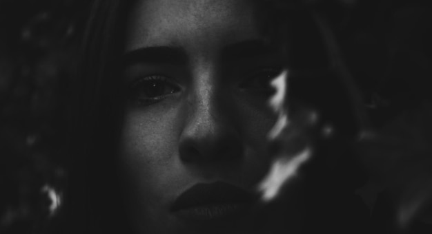 Portrait en gros plan d'une jeune femme