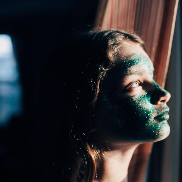 Portrait en gros plan d'une jeune femme