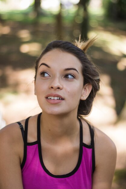 Portrait en gros plan d'une jeune femme