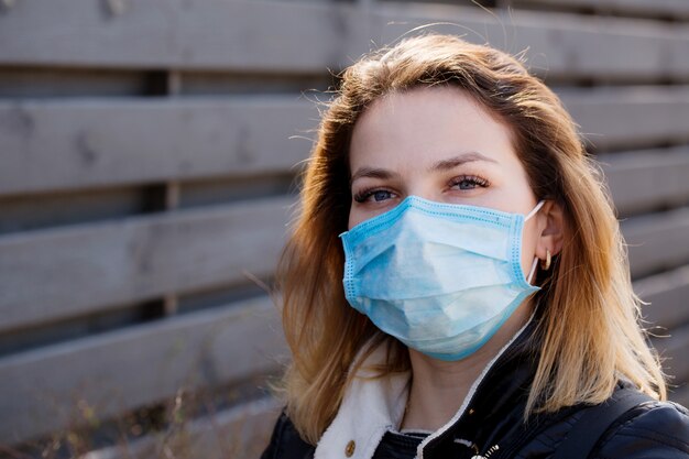 Portrait en gros plan d'une jeune fille dans un masque de protection