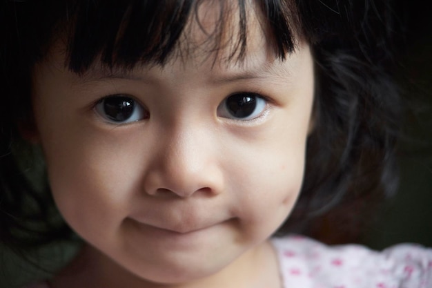 Portrait en gros plan d'une jeune fille mignonne