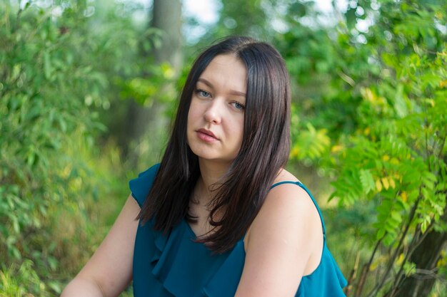 Portrait en gros plan d'une jeune fille de race blanche