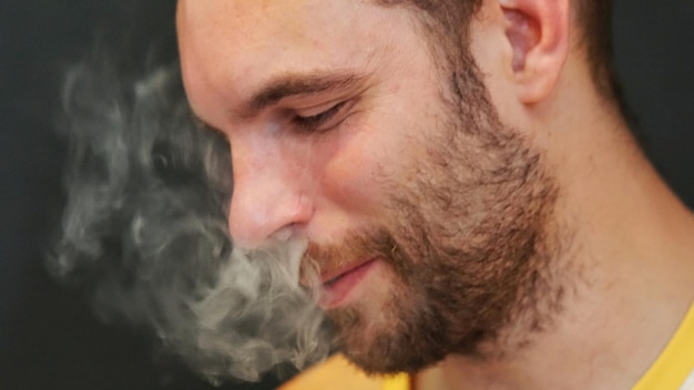 Portrait en gros plan d'un jeune homme aux yeux fermés