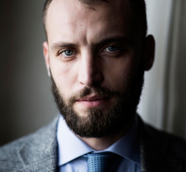 Portrait en gros plan d'un jeune homme barbu à la maison