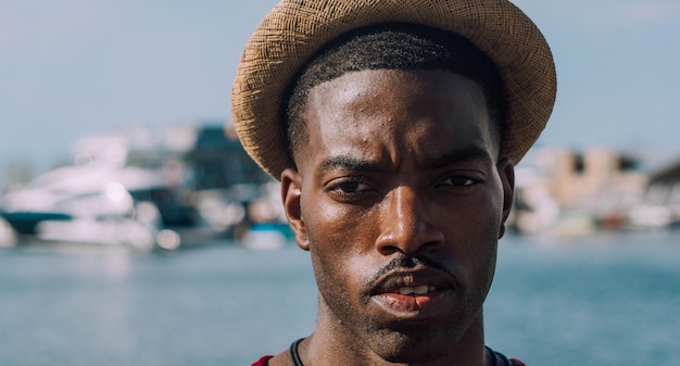 Portrait en gros plan d'un jeune homme contre la mer