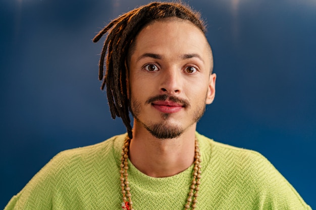 Photo portrait de gros plan d'un jeune homme élégant avec des dreadlocks