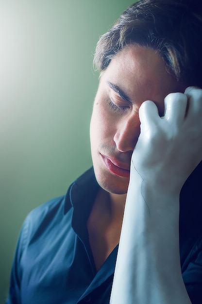 Photo portrait en gros plan d'un jeune homme sur un fond blanc