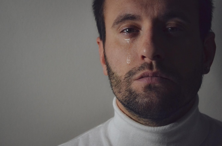 Photo portrait en gros plan d'un jeune homme sur un fond gris