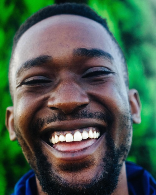 Portrait en gros plan d'un jeune homme souriant