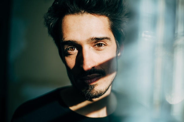 Portrait en gros plan d'un jeune homme