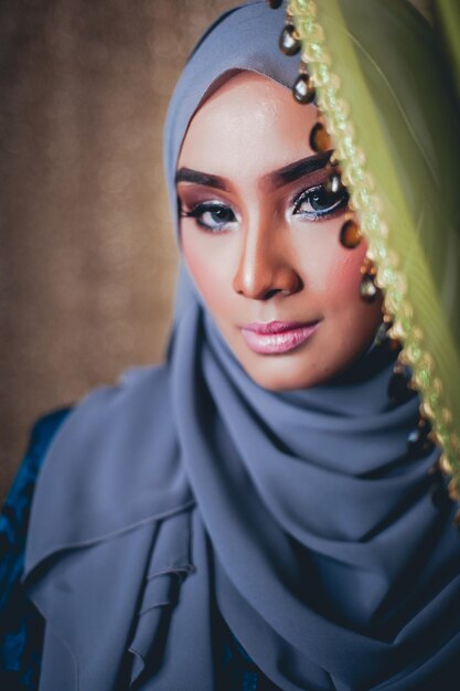 Photo portrait en gros plan d'un jeune mannequin portant un hijab