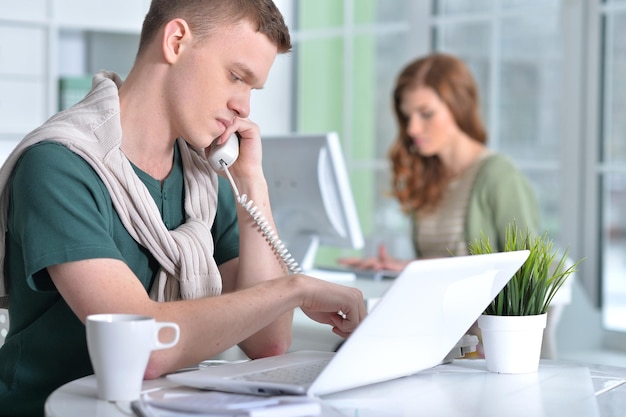 Portrait en gros plan de jeunes travaillant au bureau