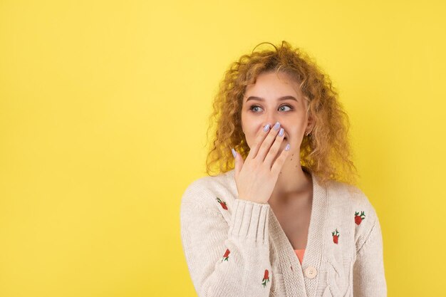 Photo portrait en gros plan d'une jolie fille étonnée réaction de nouvelles isolée sur fond de couleur