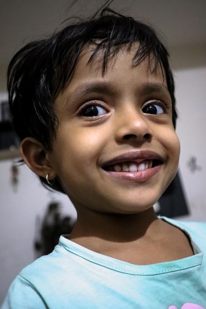 Portrait en gros plan d'une jolie fille souriante à la maison