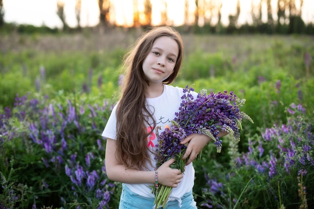 Portrait de gros plan de jolie jeune fille dans un champ de lupins.