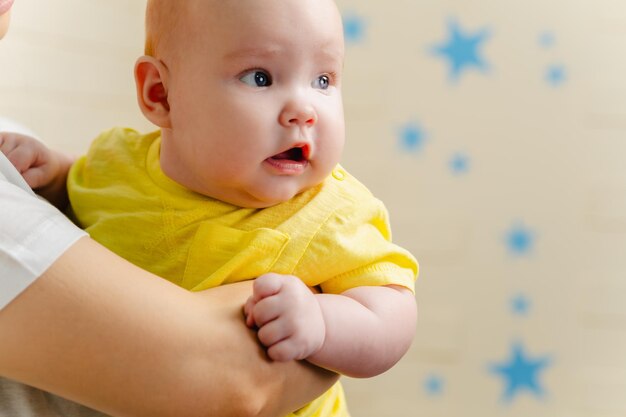 Portrait en gros plan d'un mignon bébé avec sa mère dans la pièce