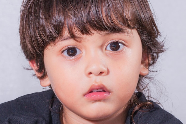 Portrait en gros plan d'un mignon garçon à la maison